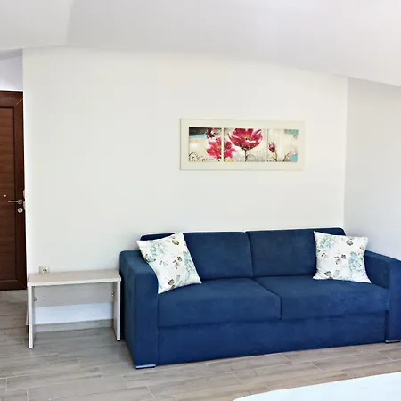 アパートホテル Efrosini & 4*