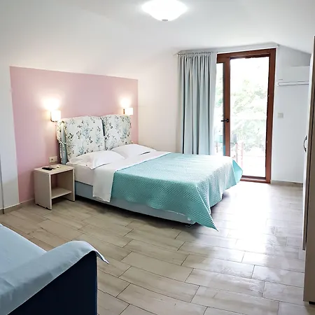 מלון דירות Efrosini & 4*