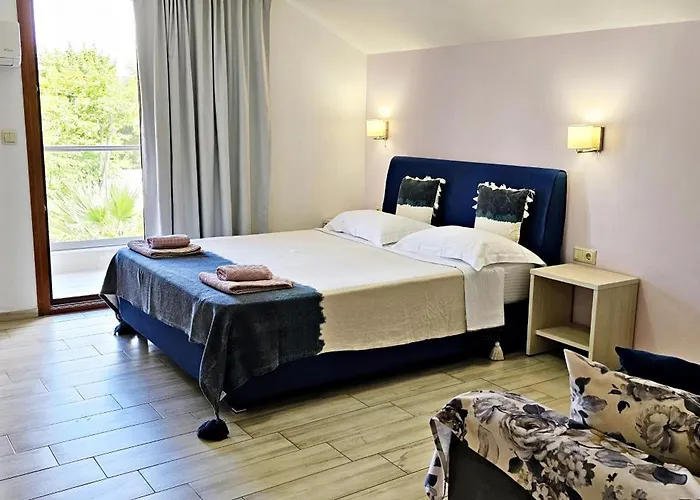 Efrosini & Paralia Panteleimonos