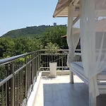 Efrosini & Lejlighedshotel