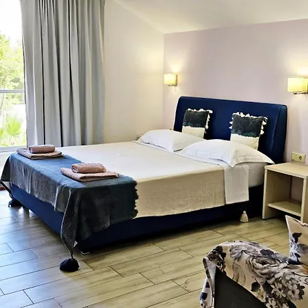 Efrosini & Paralia Pantaleimonos