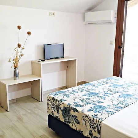 Efrosini & 4* Paralia Pantaleimonos