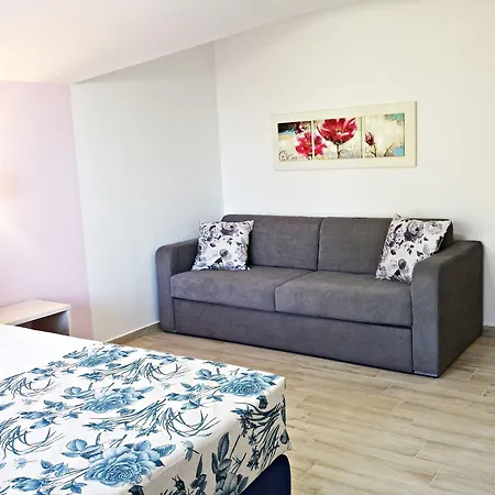 Efrosini & 4* Paralia Panteleimonos