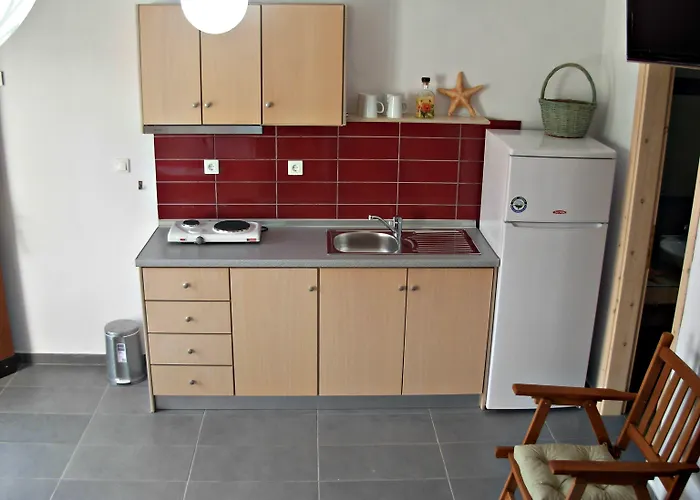 Efrosini & 帕拉利亚潘塔利莫诺斯