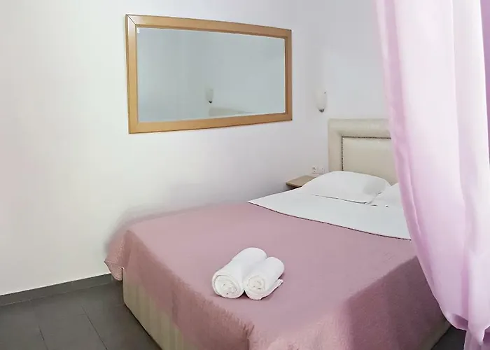 Efrosini & 帕拉利亚潘塔利莫诺斯